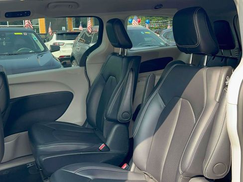 Used 2024 Chrysler Pacifica Limited FWD image 24