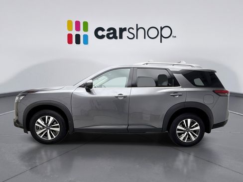 Used 2024 Nissan Pathfinder SL w/ Black Appearance Package image 2