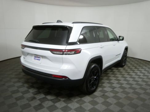 Used 2025 Jeep Grand Cherokee Altitude image 3