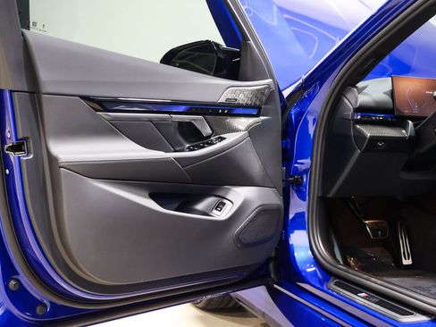 Used 2025 BMW M5 Touring image 42