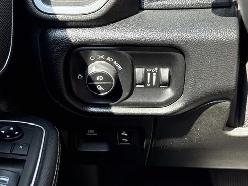 Used 2019 RAM 1500 Laramie AWD/4WD image 17