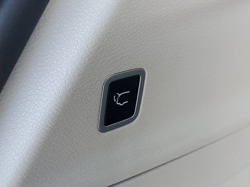 Used 2024 Chrysler Pacifica Limited AWD/4WD image 9