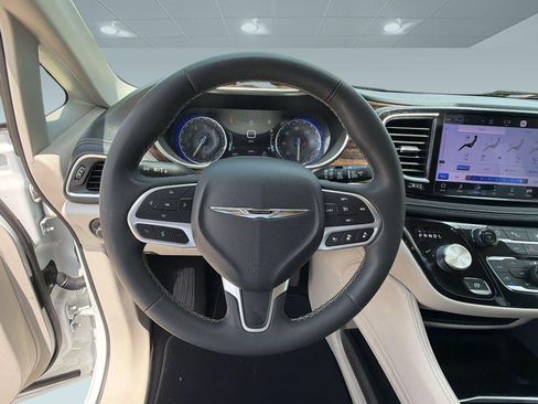 Used 2023 Chrysler Pacifica Limited FWD image 28