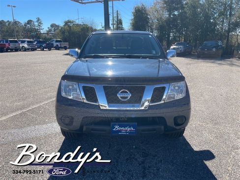 Used 2019 Nissan Frontier SV image 2
