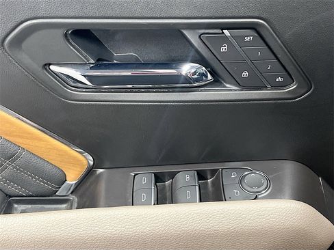 Used 2025 GMC Canyon Denali image 18