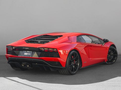 Used 2018 Lamborghini Aventador S image 3