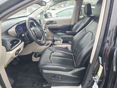 Used 2023 Chrysler Pacifica Touring-L image 3