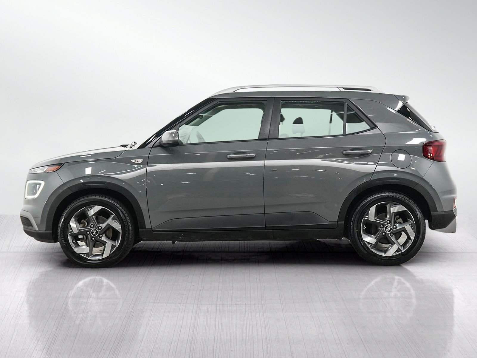 Used 2021 Hyundai Venue SEL w/ Premium Package FWD image 2