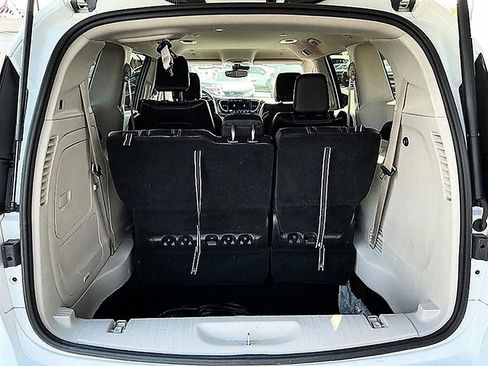Used 2023 Chrysler Pacifica Touring-L FWD image 4
