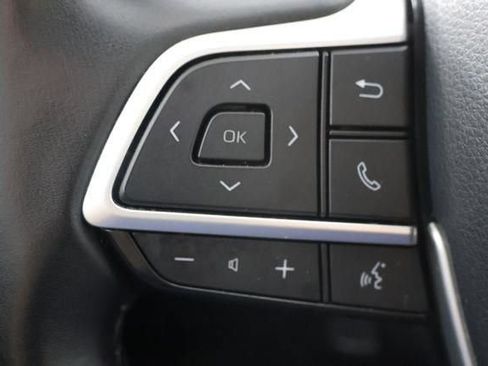 Used 2024 Toyota Highlander XLE AWD/4WD image 12