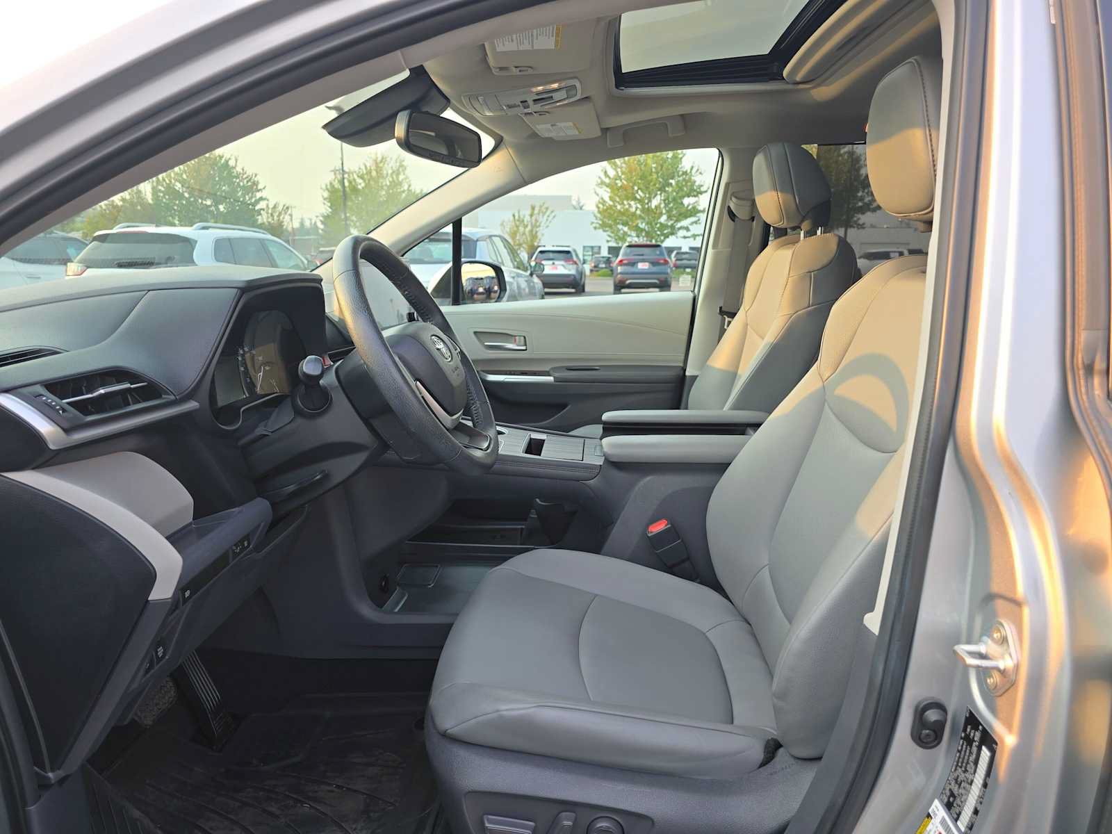 Certified 2021 Toyota Sienna XLE FWD image 24