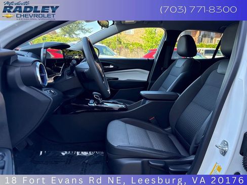 Certified 2025 Chevrolet Trax LT FWD image 21