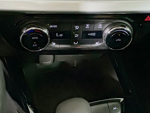 Used 2025 Chevrolet Trax LT w/ LT Convenience Package FWD image 23