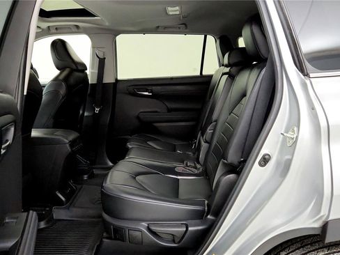 Used 2022 Toyota Highlander XLE image 18