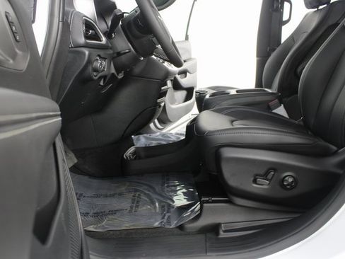 New 2026 Chrysler Pacifica Select image 17