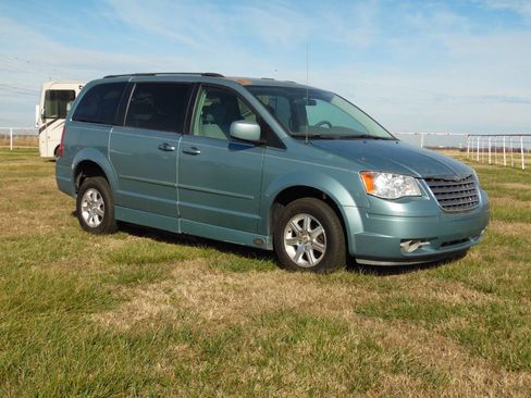 Used 2008 Chrysler Town & Country Touring image 2