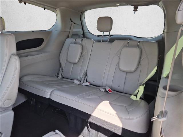 Used 2021 Chrysler Pacifica Touring-L FWD image 18