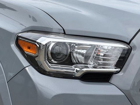 Used 2018 Toyota Tacoma TRD Sport image 9