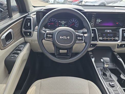 Certified 2022 Kia Sorento S w/ Panoramic Sunroof Package AWD/4WD image 13