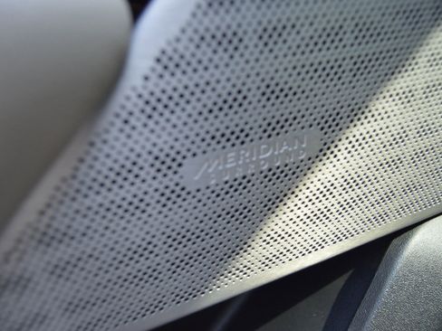 Used 2019 Land Rover Range Rover Velar R-Dynamic SE image 18