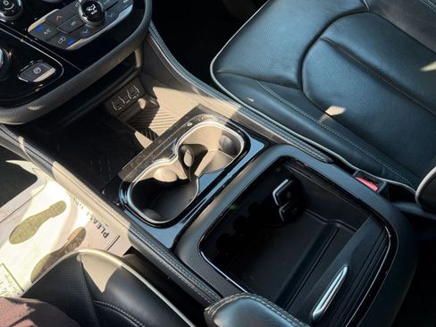 Used 2025 Chrysler Pacifica Limited image 46