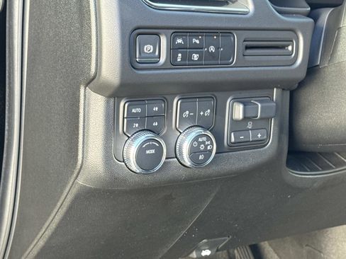 Used 2024 GMC Yukon SLT w/ SLT Luxury Package image 12