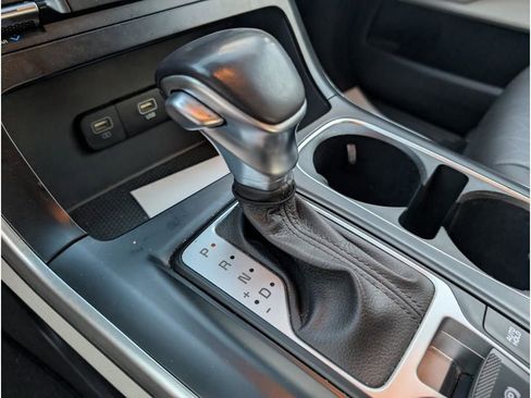 Used 2024 Kia Carnival LX image 20