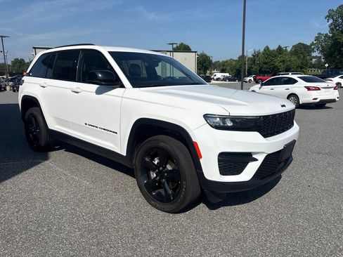 Used 2023 Jeep Grand Cherokee Altitude AWD/4WD image 10