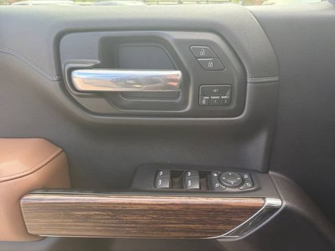 Used 2019 Chevrolet Silverado 1500 High Country w/ Technology Package AWD/4WD image 4