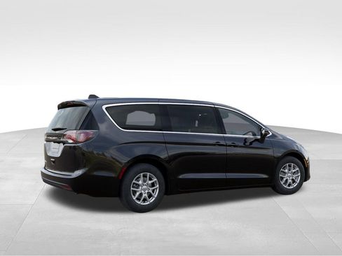 Used 2026 Chrysler Voyager LX FWD image 5
