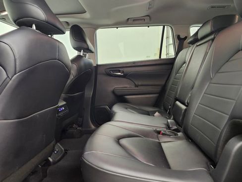 Used 2024 Toyota Highlander XLE FWD image 11