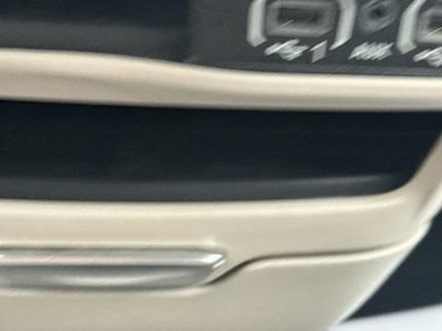 Used 2023 Chrysler Pacifica Touring-L image 28