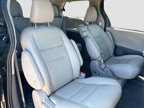 Used 2020 Toyota Sienna XLE w/ XLE Navigation Package FWD image 29