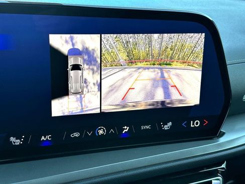 Used 2024 Chevrolet Traverse LT image 15