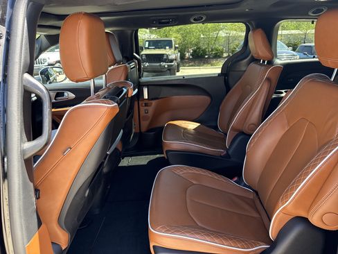 Used 2024 Chrysler Pacifica Pinnacle FWD image 30