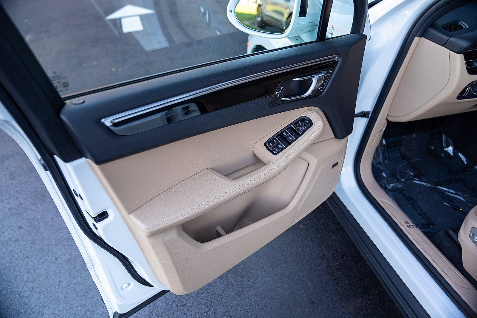 Certified 2026 Porsche Macan AWD/4WD image 16