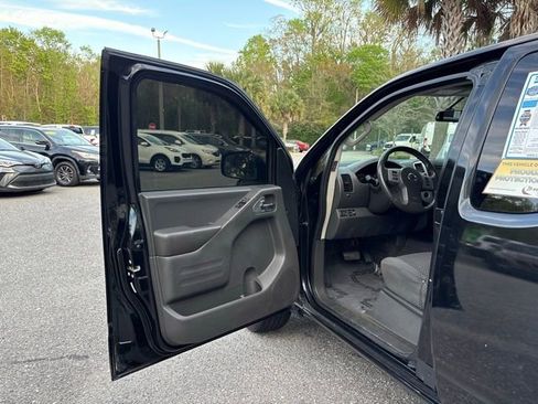 Used 2016 Nissan Frontier SV image 9