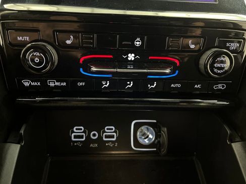 Used 2025 Jeep Grand Cherokee Altitude AWD/4WD image 46