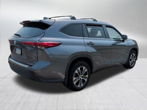 Used 2023 Toyota Highlander XLE AWD/4WD image 7