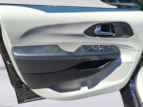 Used 2024 Chrysler Pacifica Touring-L FWD image 12