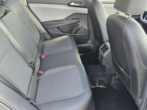 Certified 2022 Volkswagen Taos SE FWD image 17