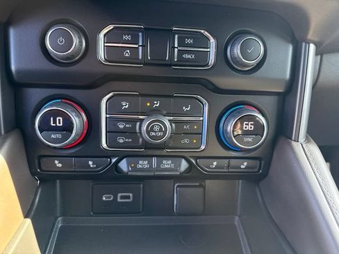 Used 2022 Chevrolet Tahoe Z71 w/ Z71 Off-Road Package AWD/4WD image 16