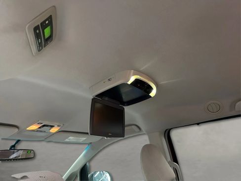 Used 2014 Toyota Sienna LE FWD image 32