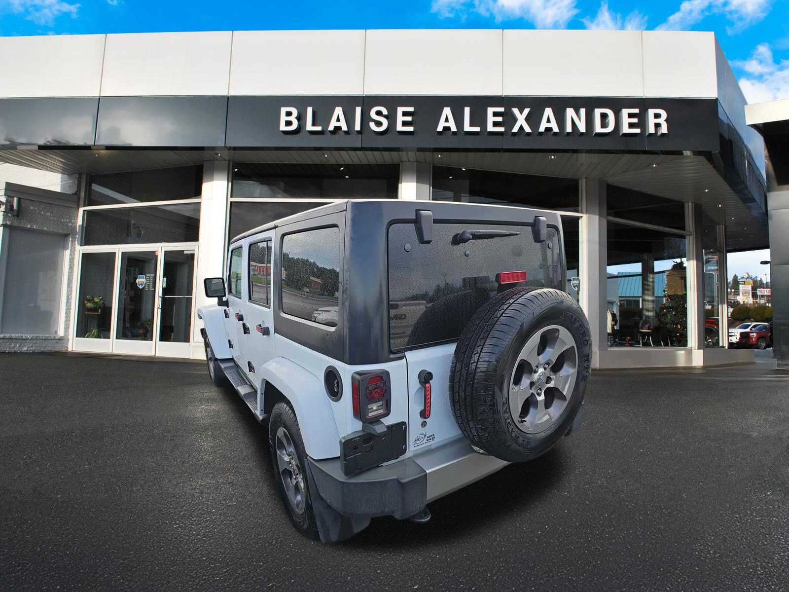 Used 2018 Jeep Wrangler Unlimited Sahara w/ Connectivity Group AWD/4WD image 5
