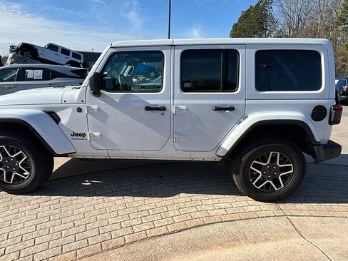 Used 2025 Jeep Wrangler Sahara image 11