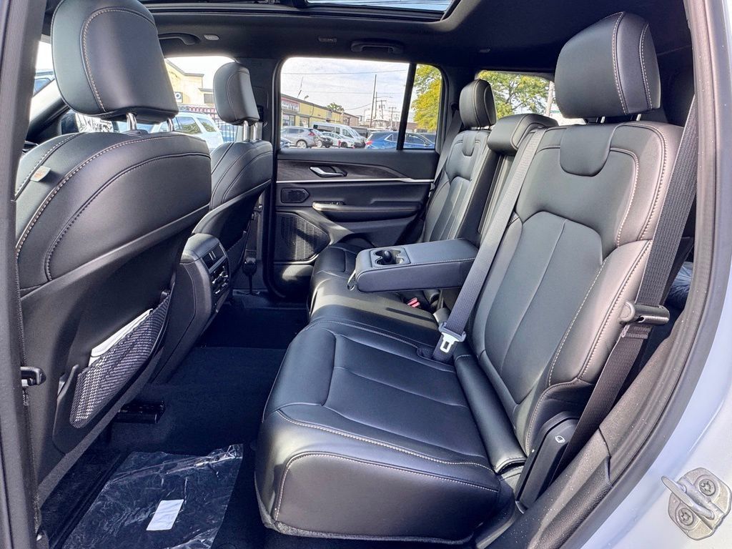 Used 2026 Jeep Grand Cherokee Limited AWD/4WD image 16