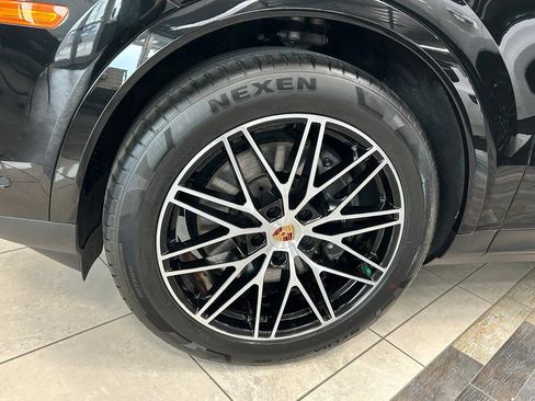 Used 2025 Porsche Cayenne AWD/4WD image 9