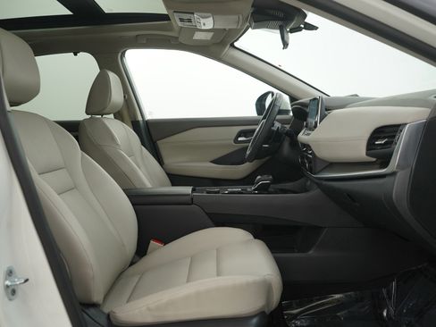 Used 2023 Nissan Rogue SV w/ SV Premium B Package image 12