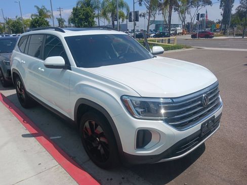 Used 2024 Volkswagen Atlas SE w/ Panoramic Sunroof Package FWD image 3