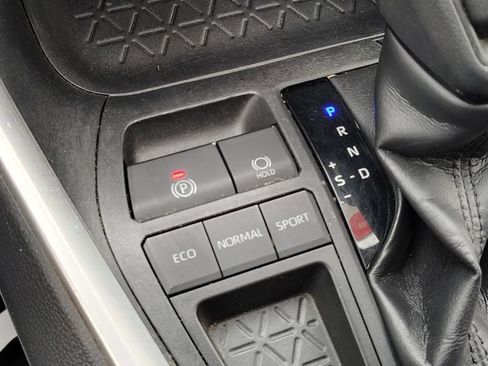 Used 2019 Toyota RAV4 LE w/ Carpet Mat Package FWD image 31
